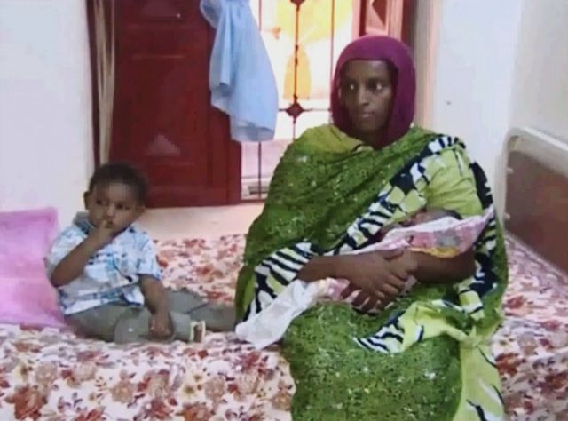 Ξανά ελεύθερη η 27χρονη Σουδανή μετά από πολύωρη κράτηση στο αεροδρόμιο